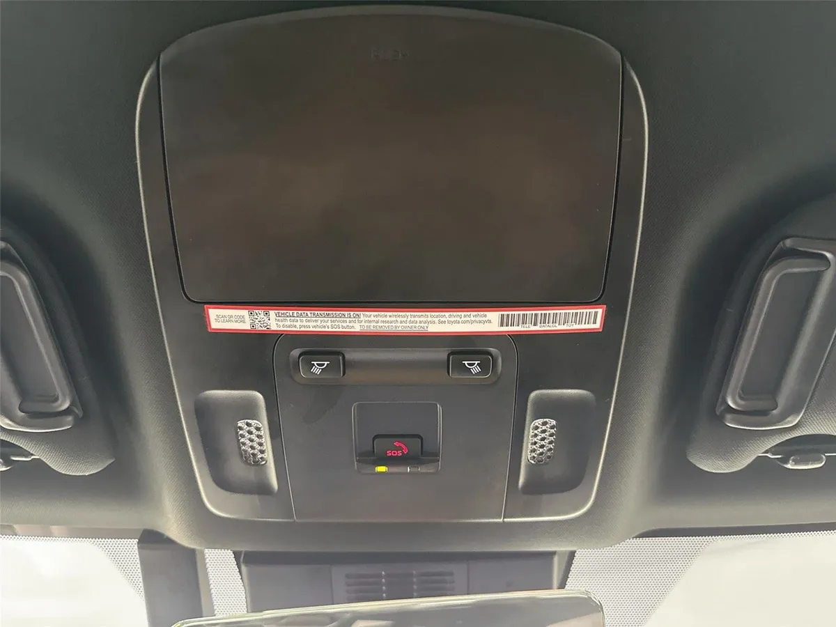 2025 Toyota Camry SE thumbnail 6