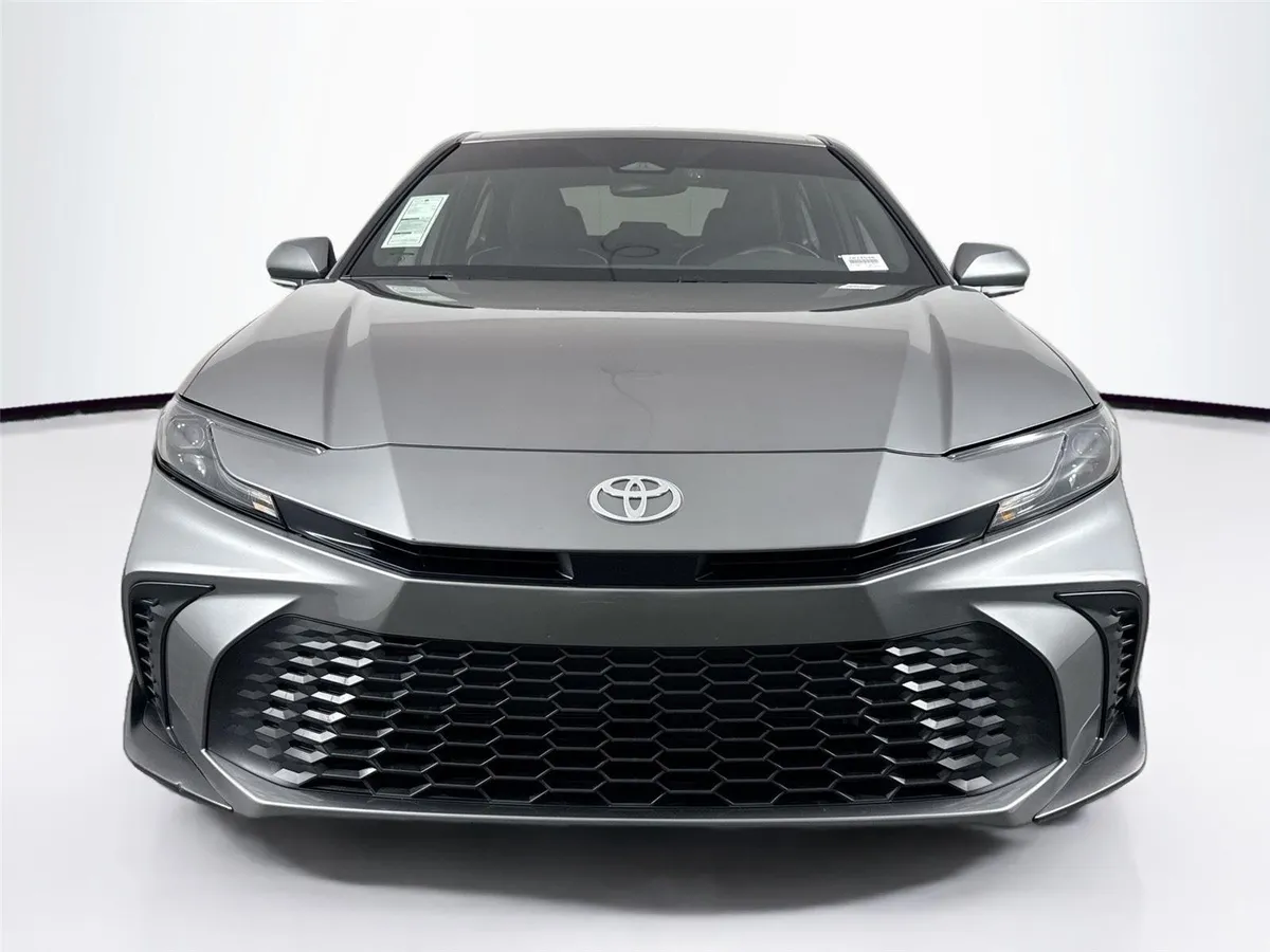 2025 Toyota Camry SE thumbnail 8