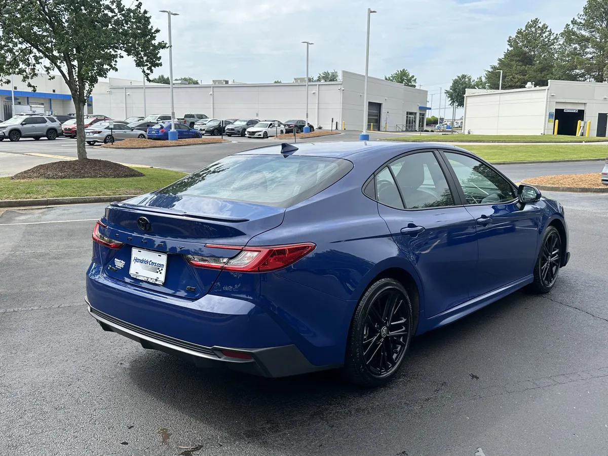 2025 Toyota Camry SE thumbnail 10