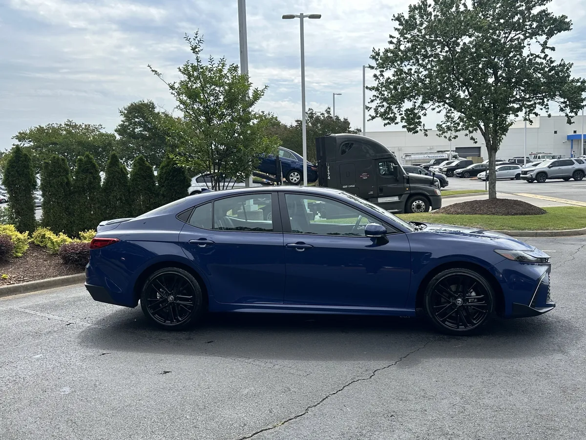 2025 Toyota Camry SE thumbnail 11