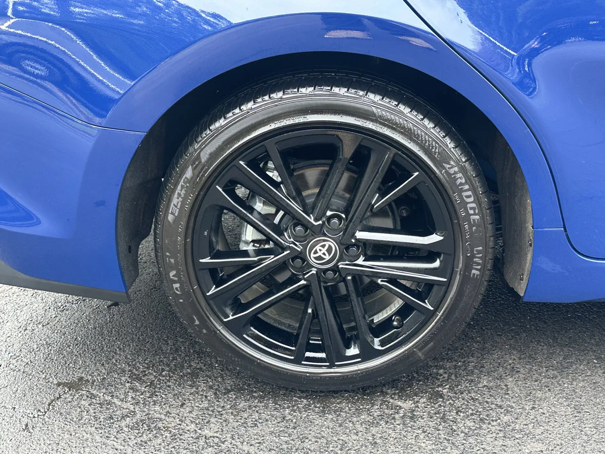 2025 Toyota Camry SE thumbnail 13