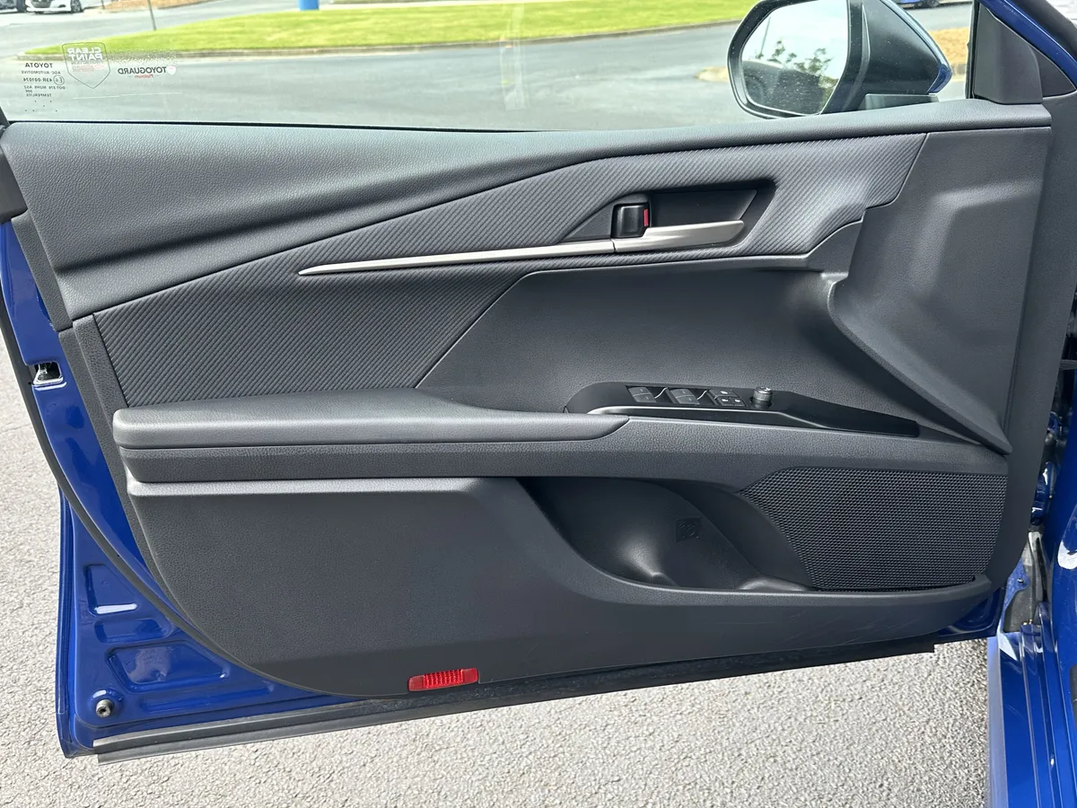 2025 Toyota Camry SE thumbnail 14