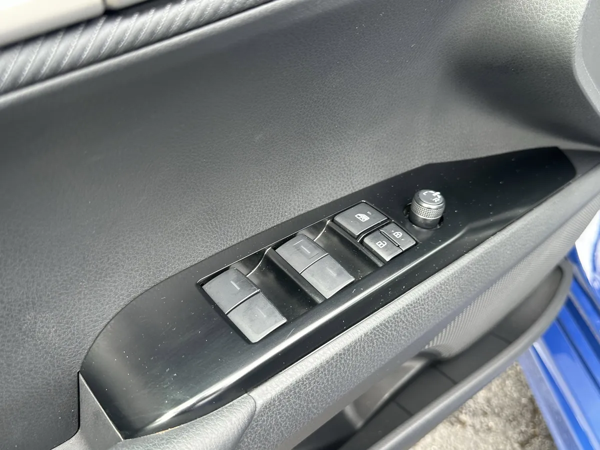 2025 Toyota Camry SE thumbnail 15