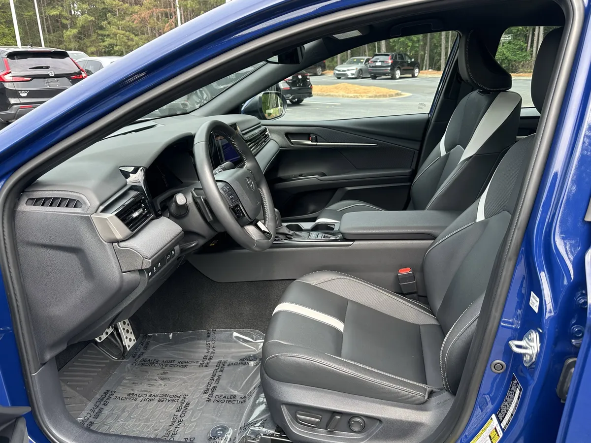 2025 Toyota Camry SE thumbnail 16