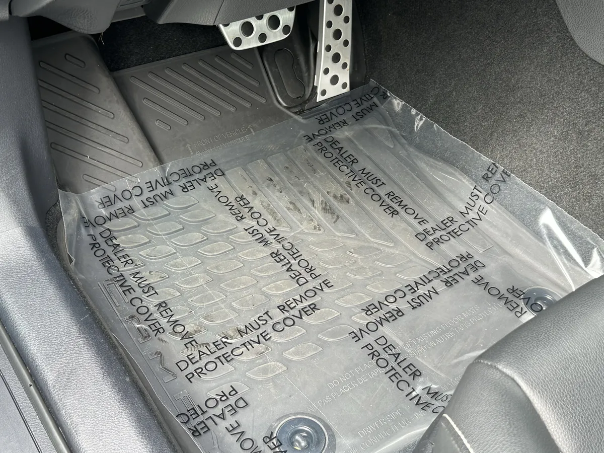 2025 Toyota Camry SE thumbnail 18