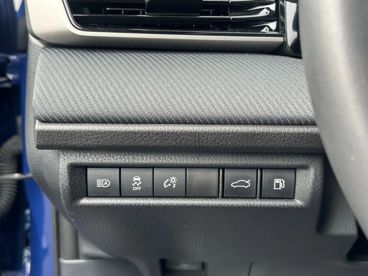 2025 Toyota Camry SE thumbnail 19
