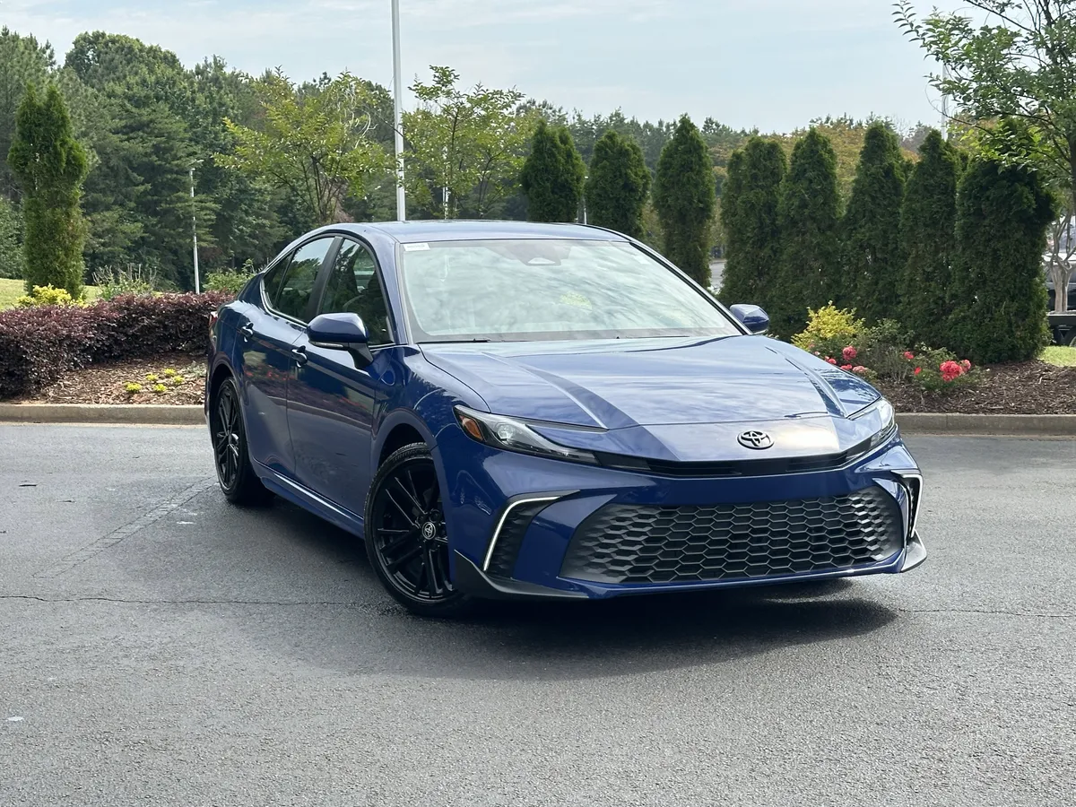 2025 Toyota Camry SE thumbnail 2