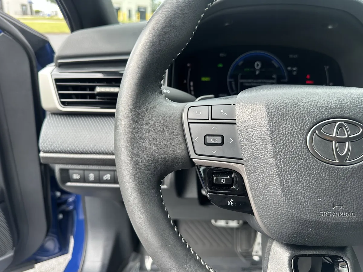 2025 Toyota Camry SE thumbnail 21