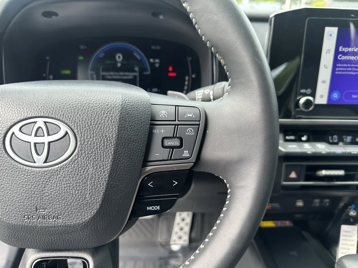 2025 Toyota Camry SE thumbnail 22