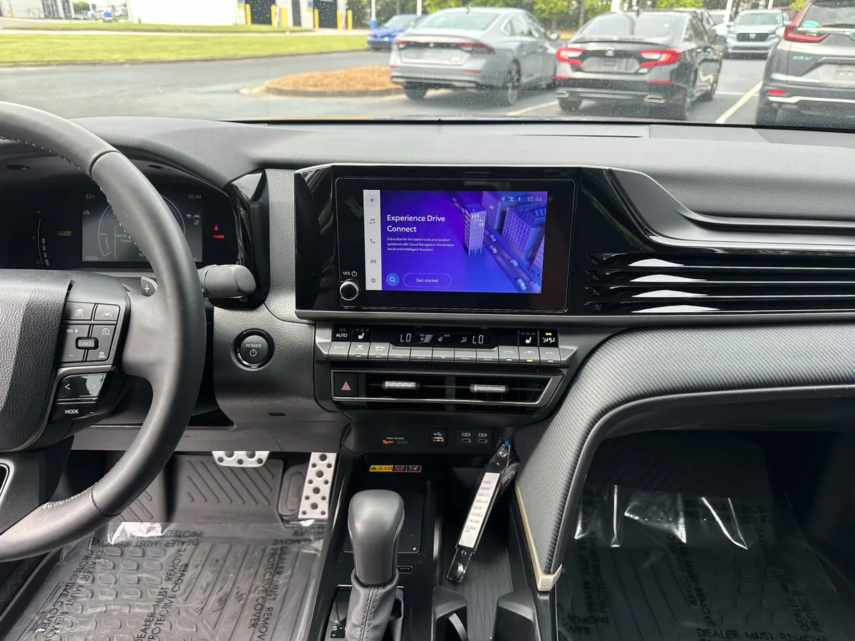2025 Toyota Camry SE thumbnail 25