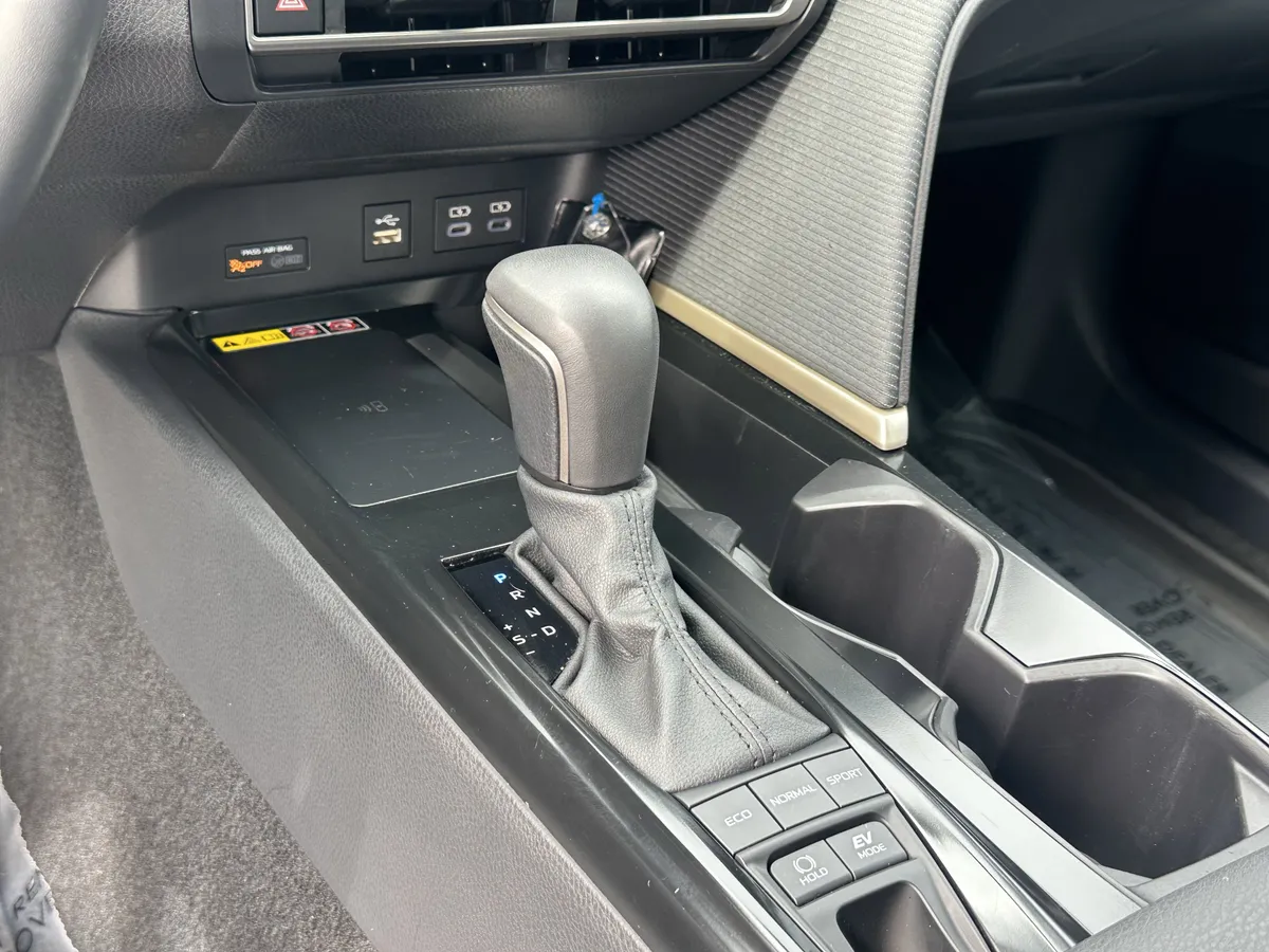 2025 Toyota Camry SE thumbnail 28