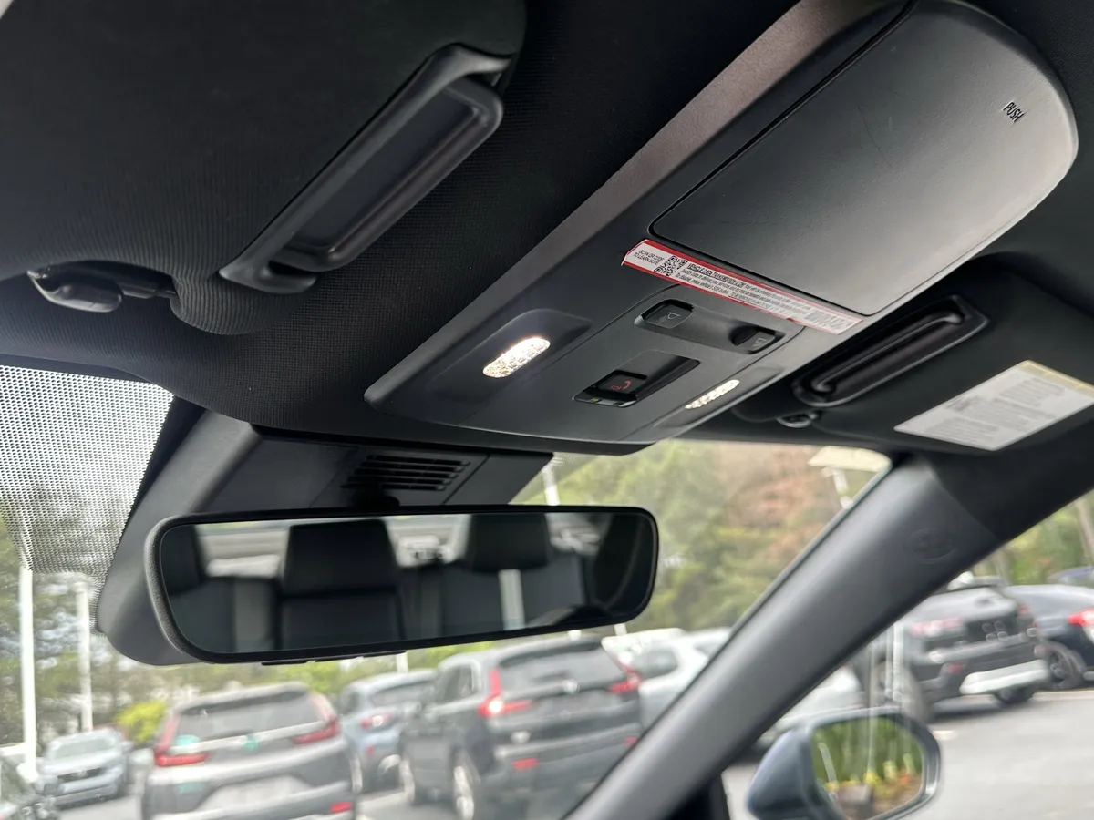 2025 Toyota Camry SE thumbnail 29