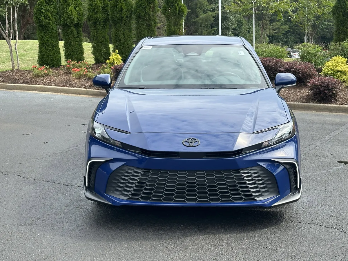 2025 Toyota Camry SE thumbnail 3