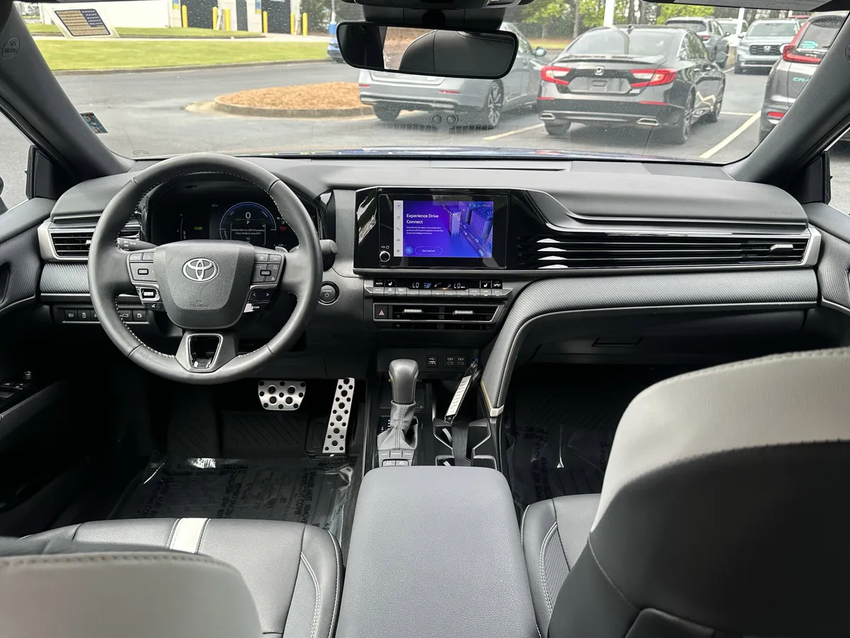 2025 Toyota Camry SE thumbnail 32