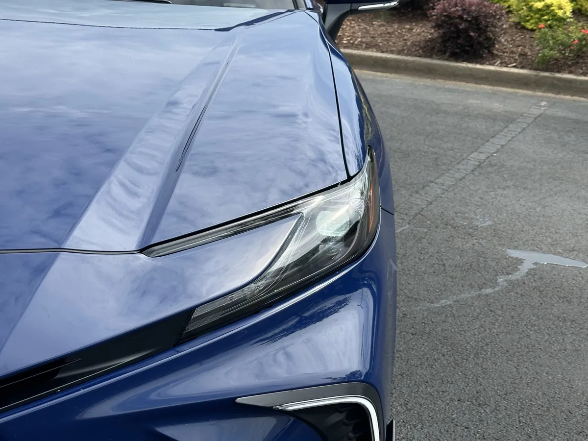 2025 Toyota Camry SE thumbnail 5