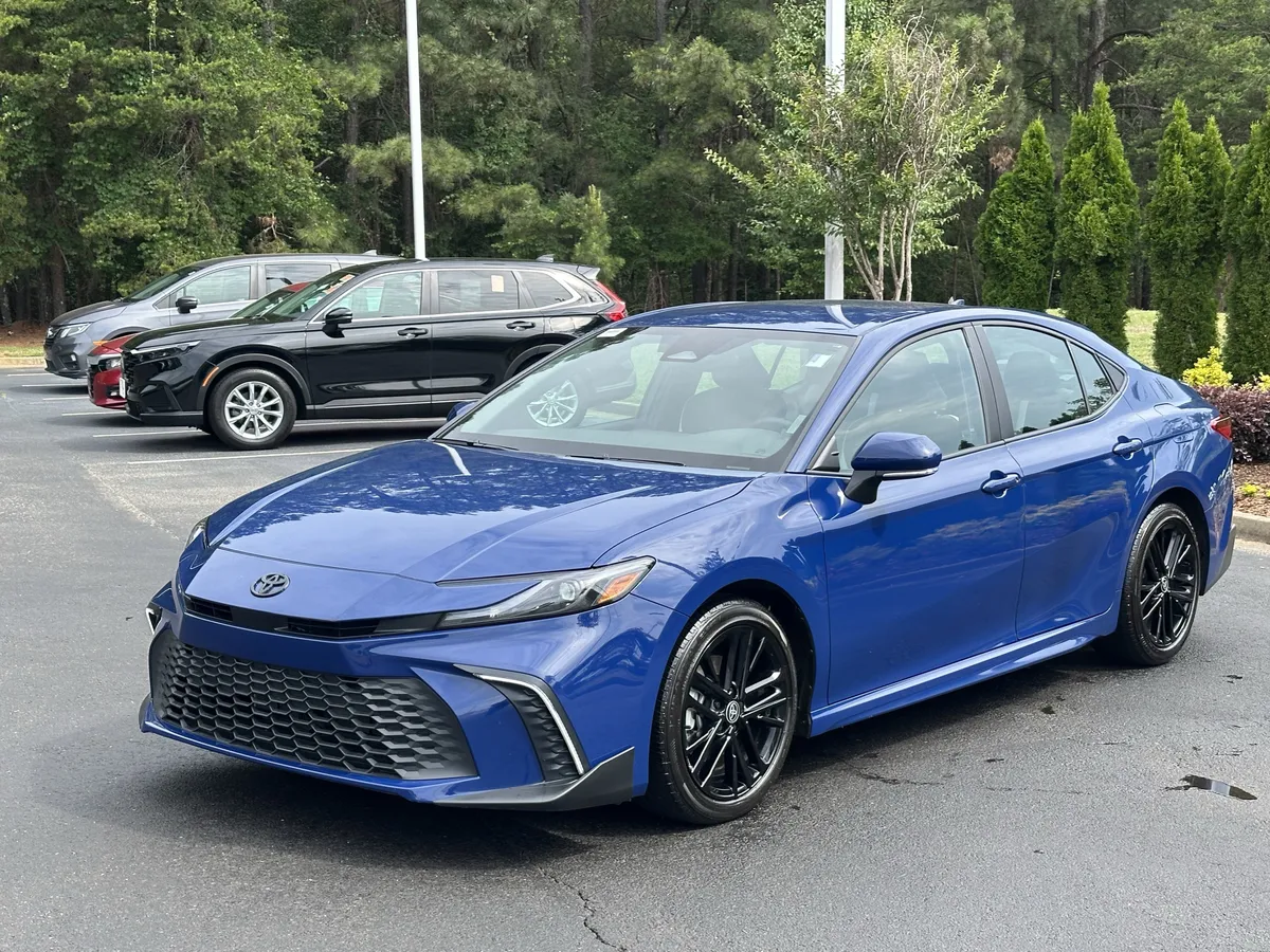 2025 Toyota Camry SE thumbnail 6