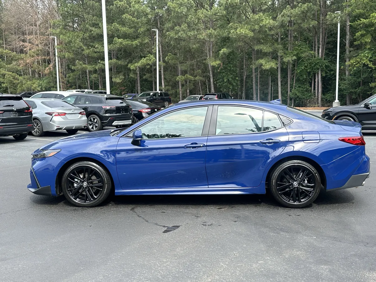 2025 Toyota Camry SE thumbnail 7