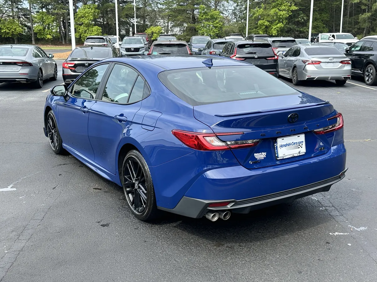 2025 Toyota Camry SE thumbnail 8