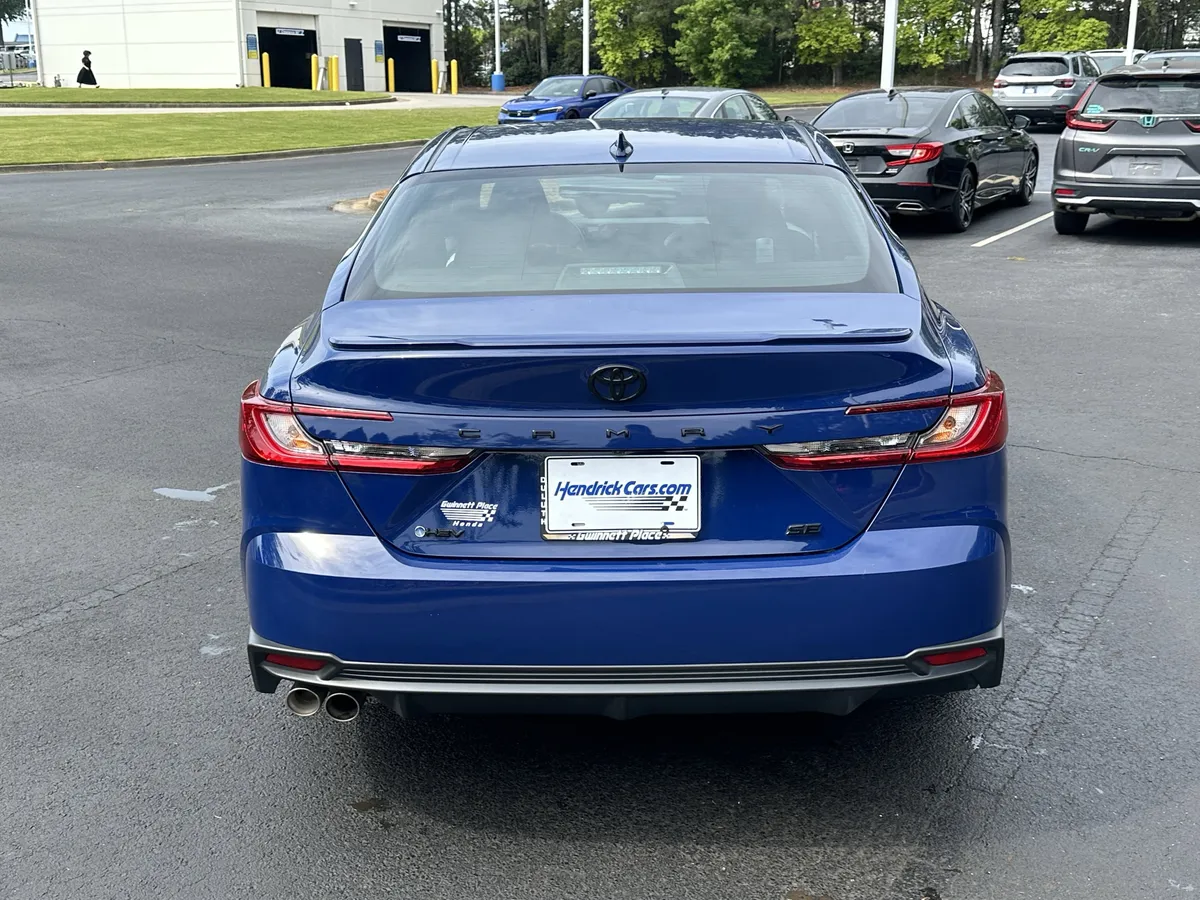 2025 Toyota Camry SE thumbnail 9
