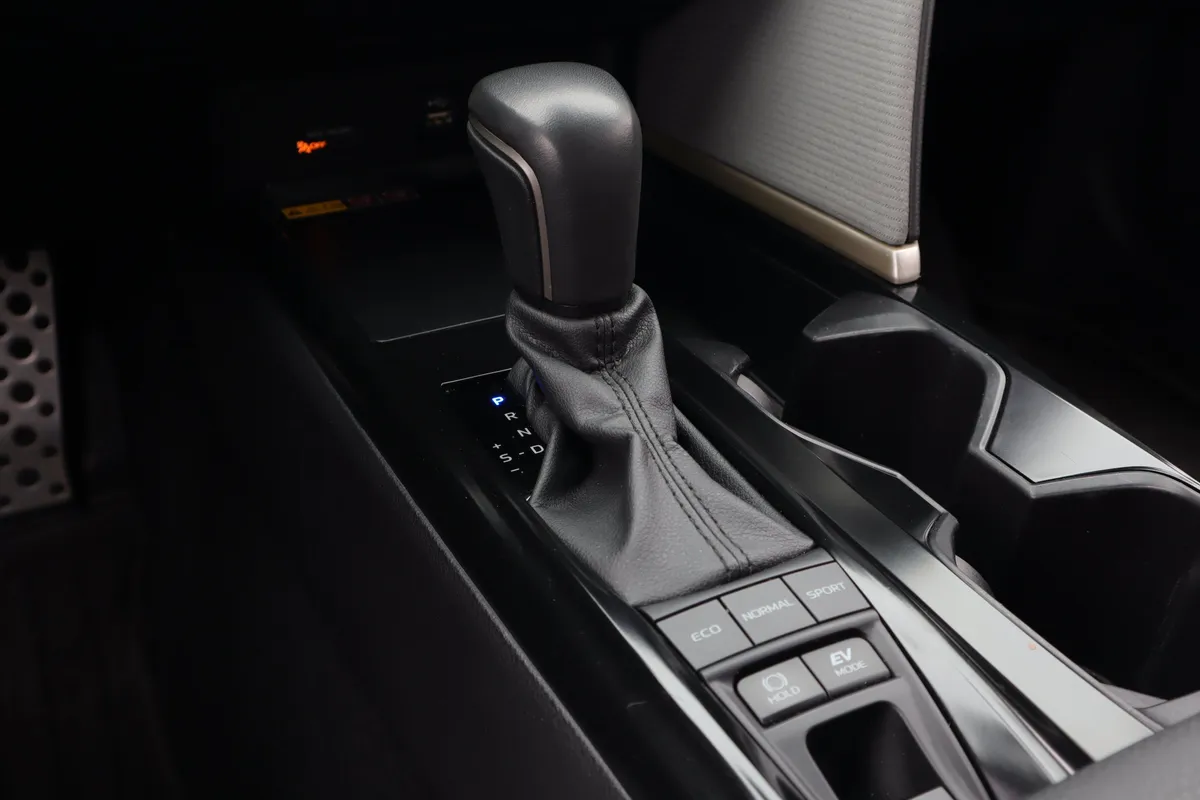 2025 Toyota Camry SE thumbnail 14