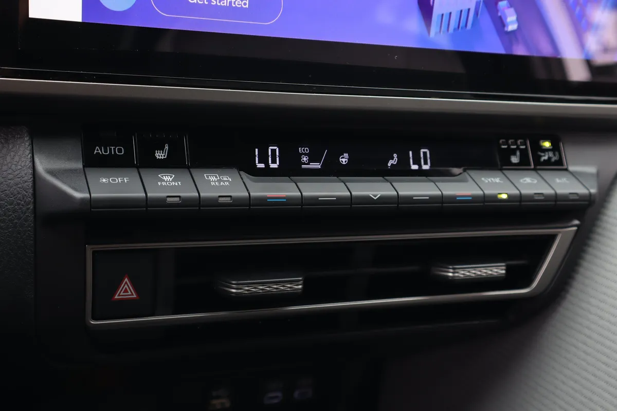 2025 Toyota Camry SE thumbnail 15