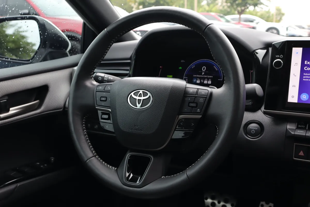 2025 Toyota Camry SE thumbnail 16