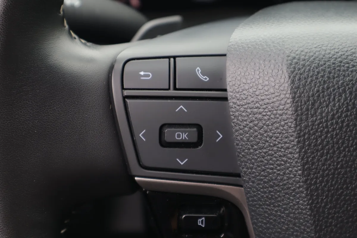 2025 Toyota Camry SE thumbnail 17
