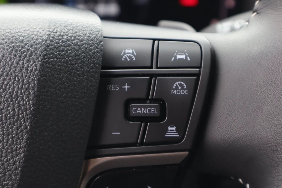 2025 Toyota Camry SE thumbnail 18
