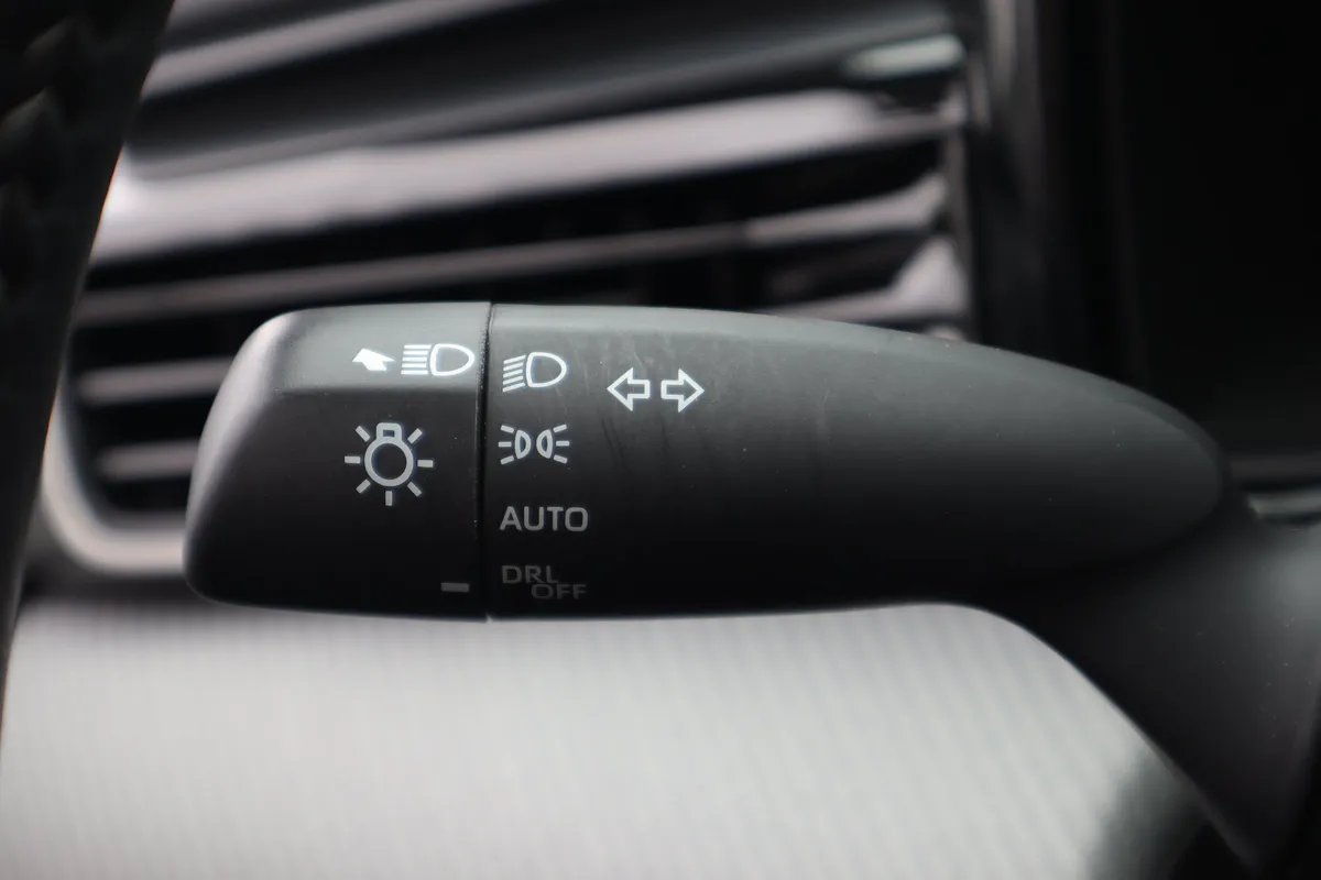 2025 Toyota Camry SE thumbnail 19