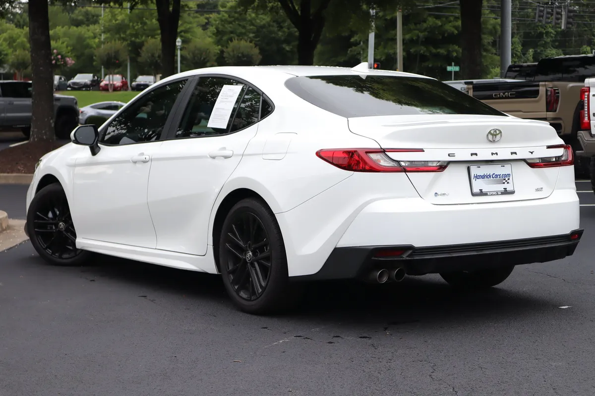 2025 Toyota Camry SE thumbnail 2