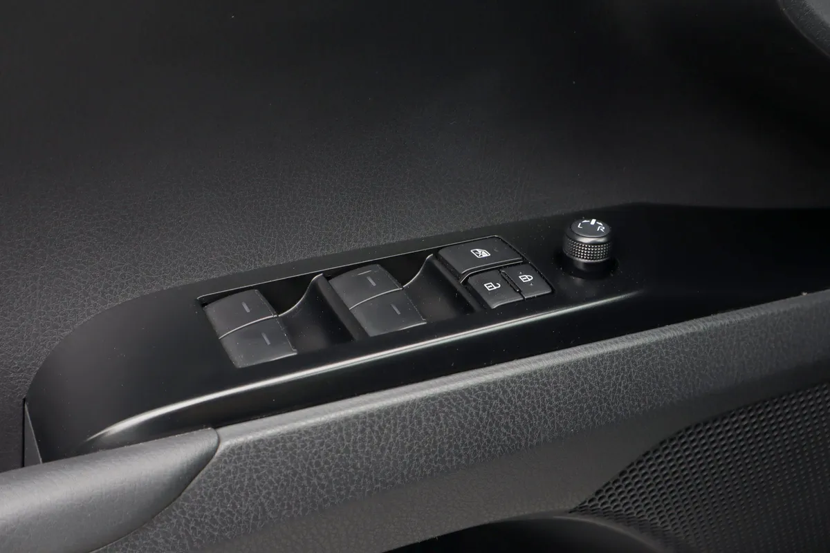 2025 Toyota Camry SE thumbnail 21