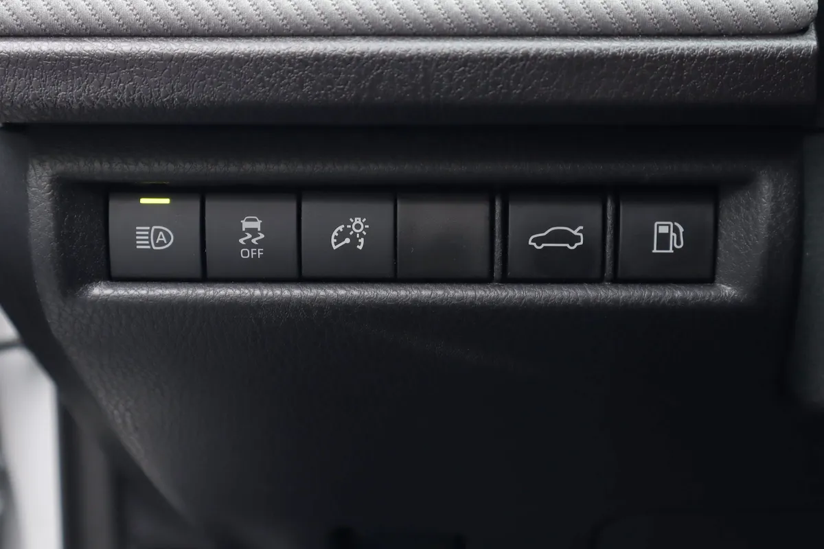 2025 Toyota Camry SE thumbnail 22