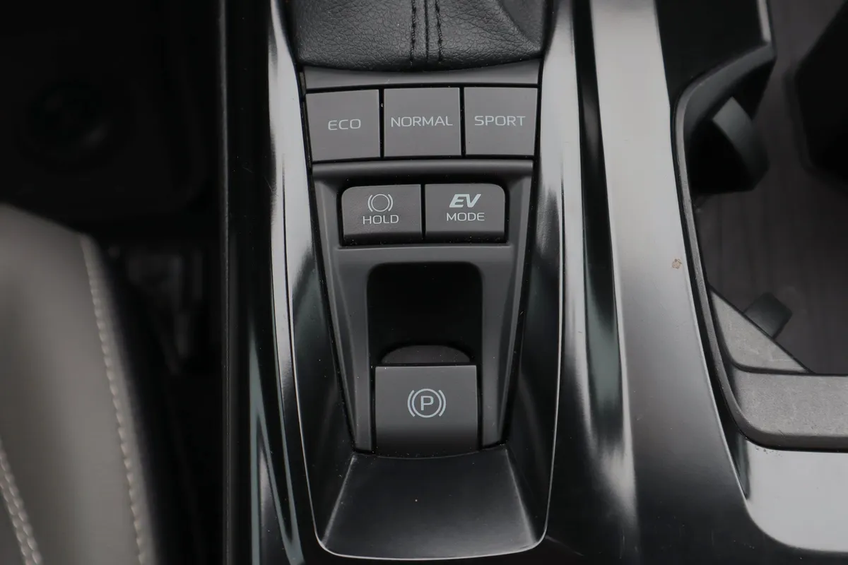 2025 Toyota Camry SE thumbnail 23