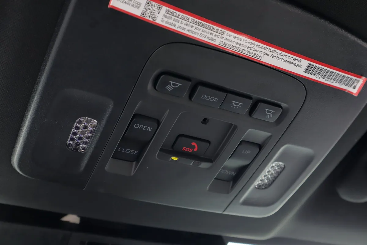 2025 Toyota Camry SE thumbnail 24