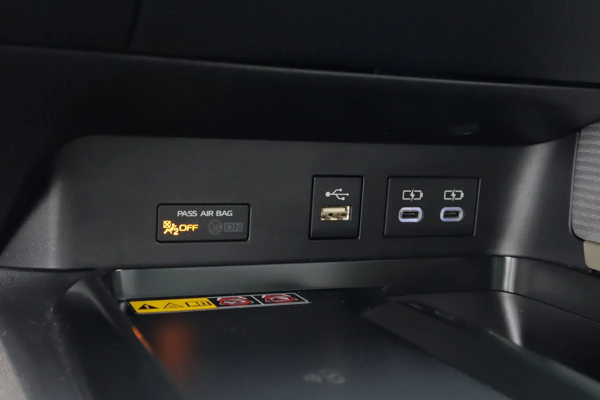 2025 Toyota Camry SE thumbnail 25