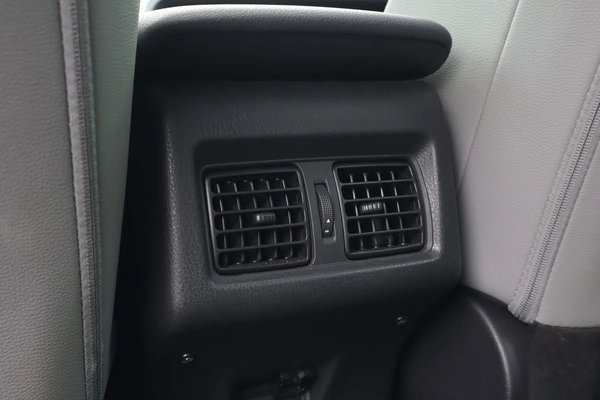 2025 Toyota Camry SE thumbnail 27