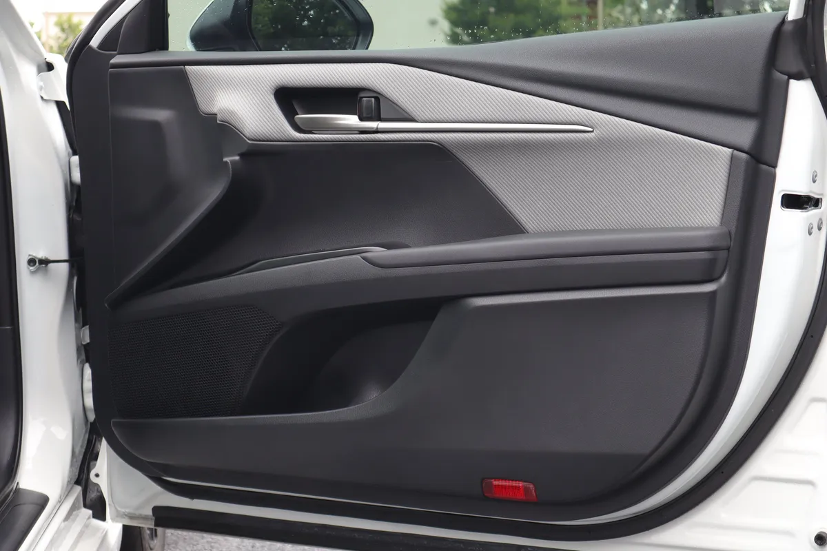 2025 Toyota Camry SE thumbnail 28