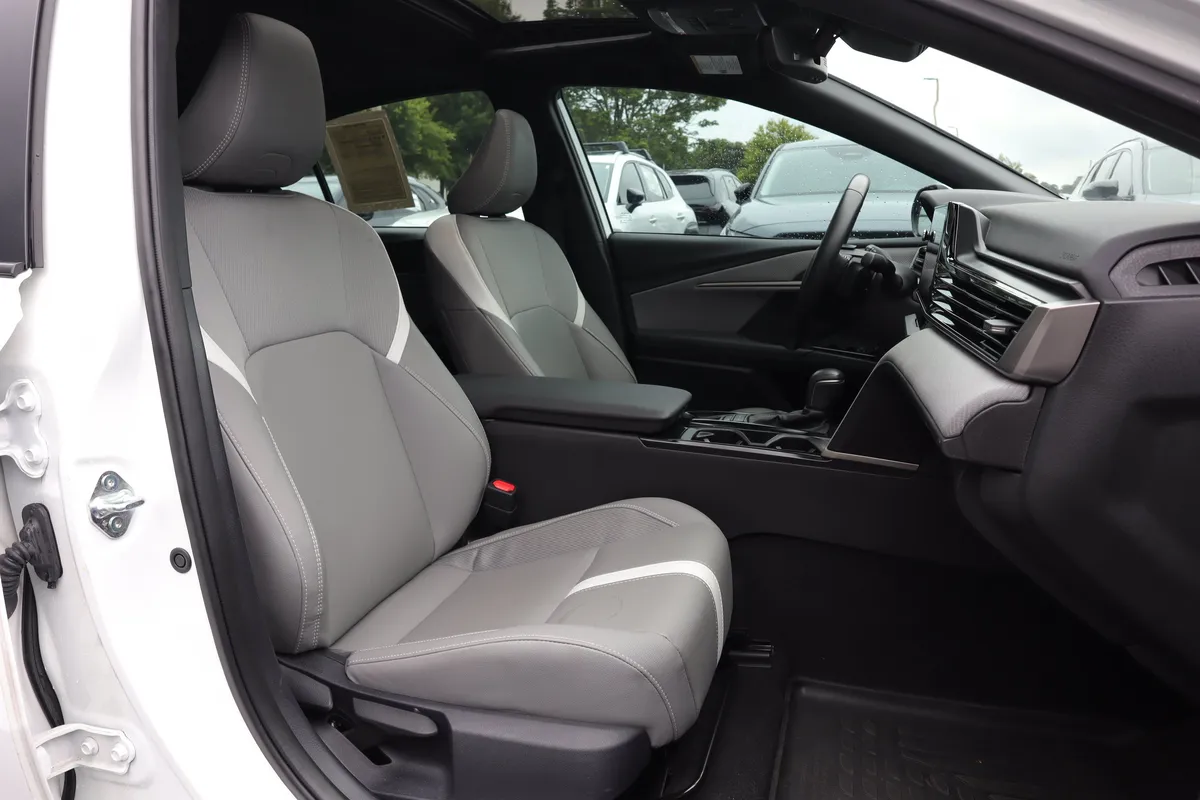 2025 Toyota Camry SE thumbnail 29