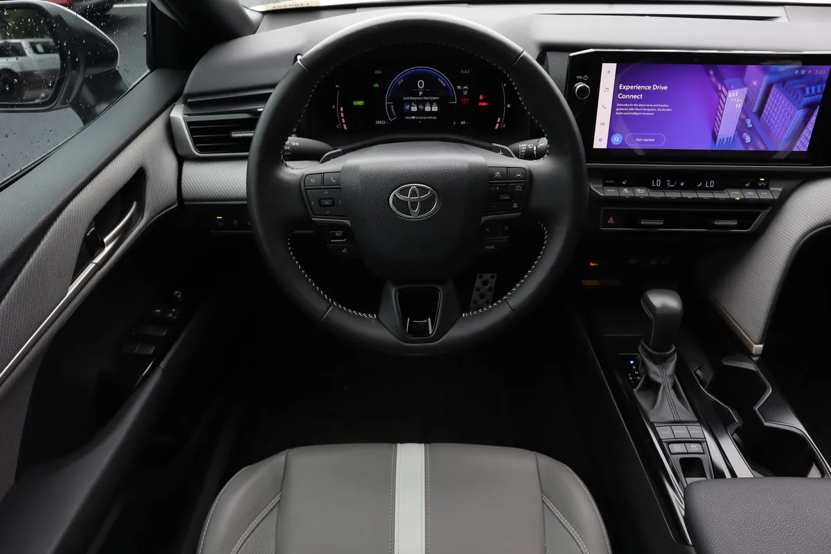 2025 Toyota Camry SE thumbnail 30