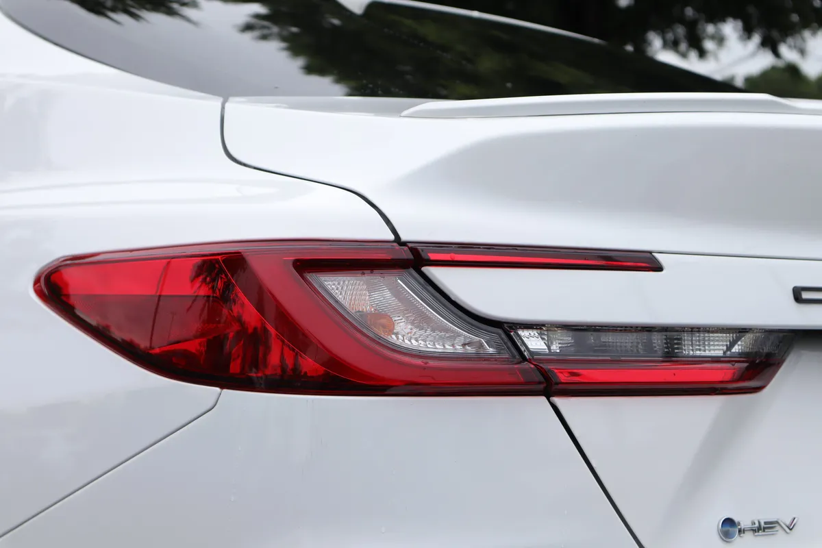 2025 Toyota Camry SE thumbnail 32