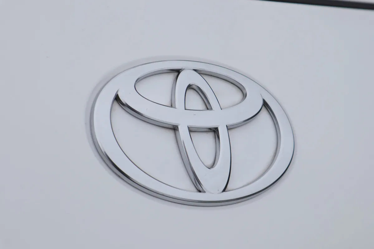 2025 Toyota Camry SE thumbnail 33