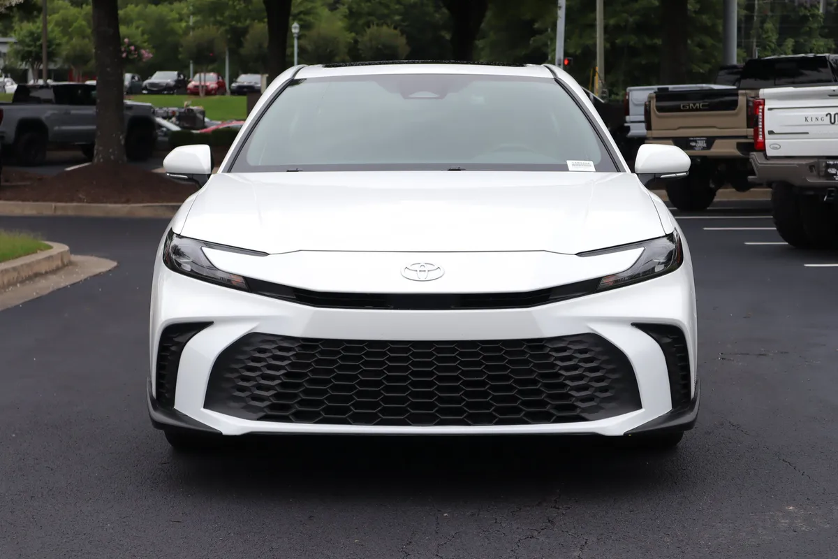 2025 Toyota Camry SE thumbnail 35