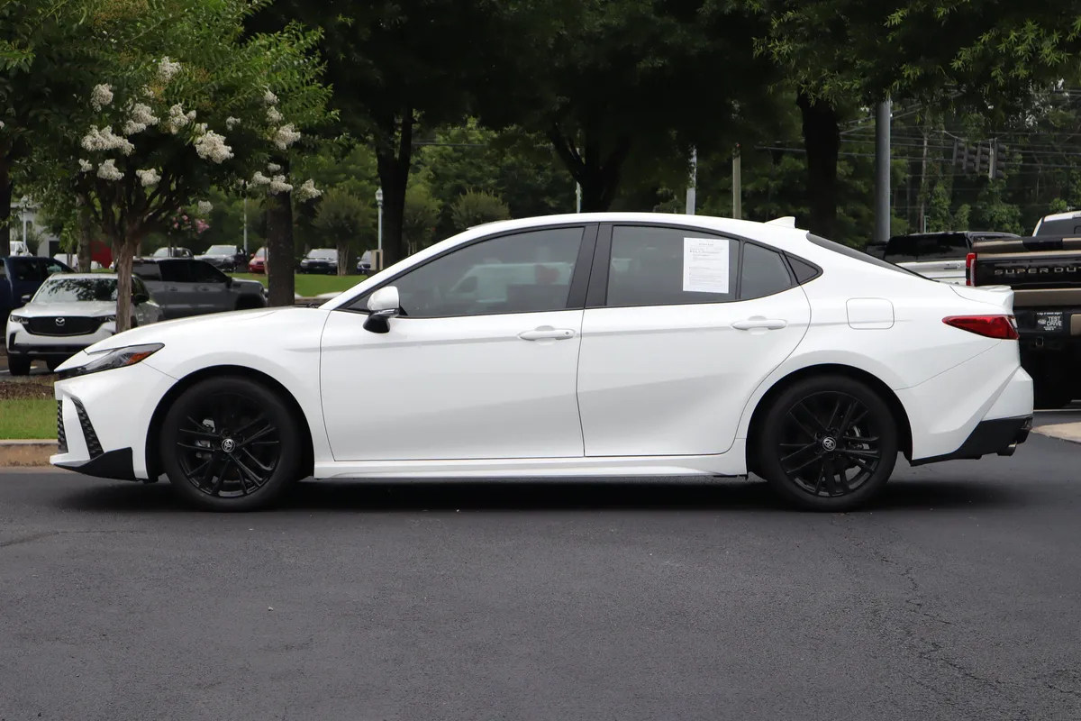 2025 Toyota Camry SE thumbnail 4