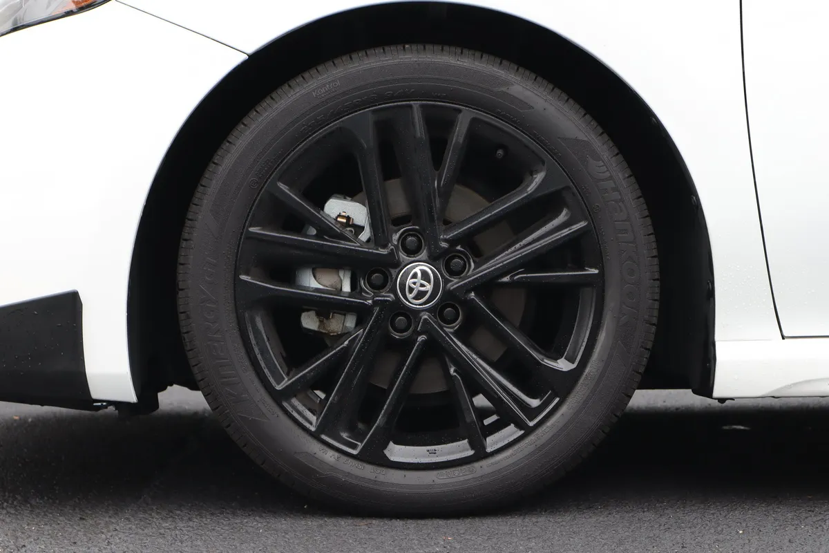 2025 Toyota Camry SE thumbnail 5