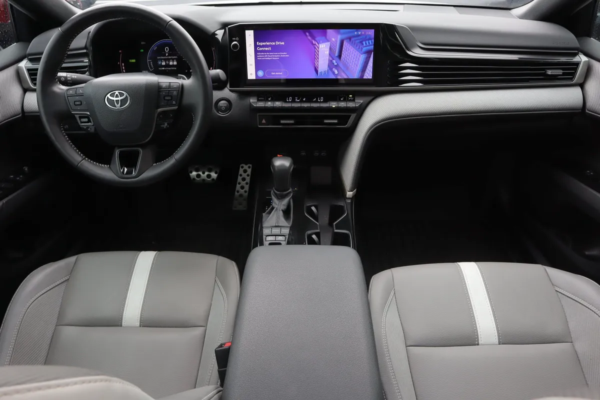 2025 Toyota Camry SE thumbnail 6