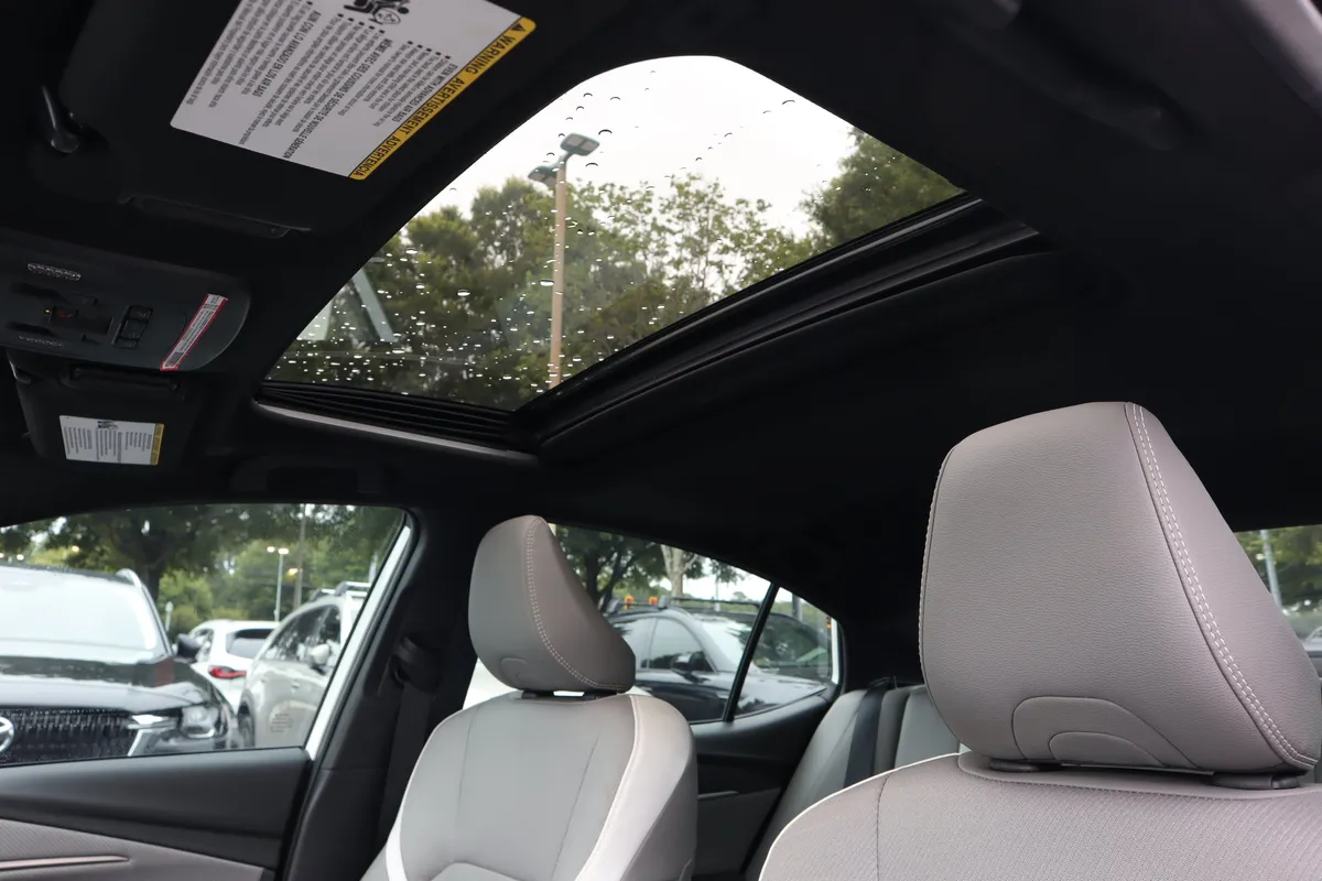 2025 Toyota Camry SE thumbnail 7