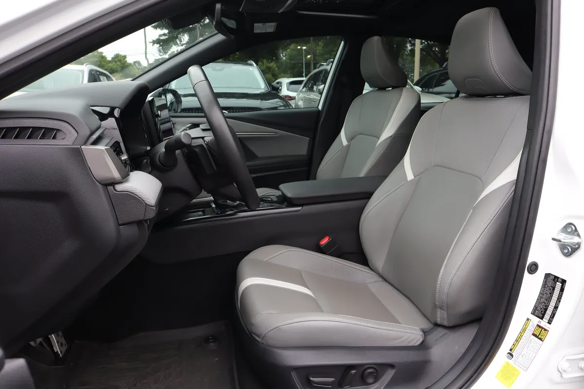 2025 Toyota Camry SE thumbnail 8