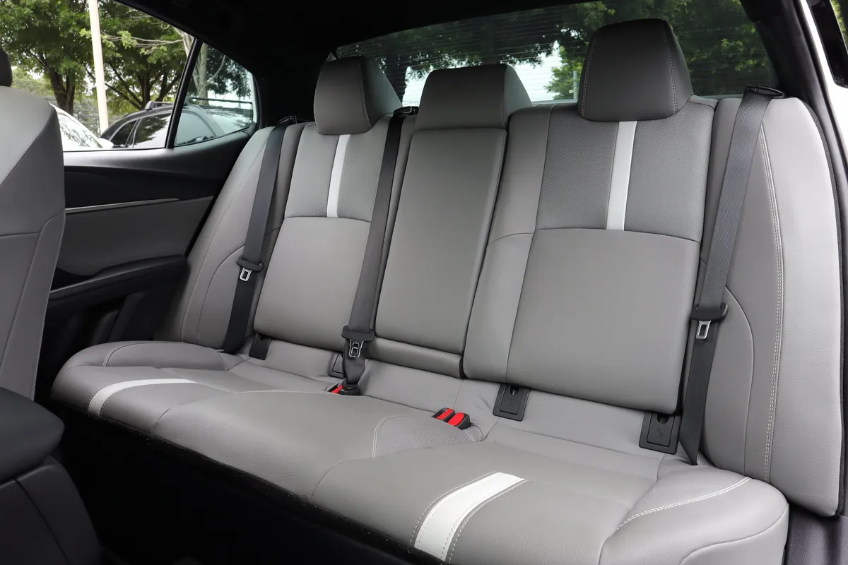 2025 Toyota Camry SE thumbnail 9
