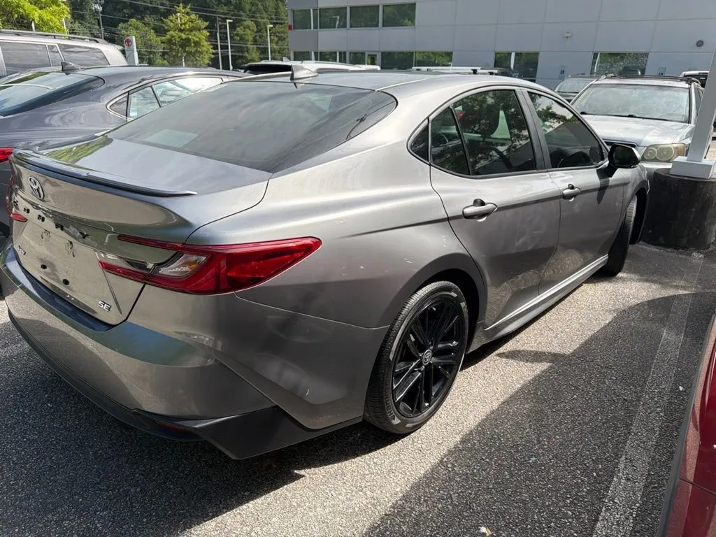 2025 Toyota Camry SE thumbnail 3