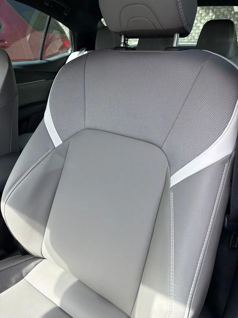 2025 Toyota Camry SE thumbnail 4